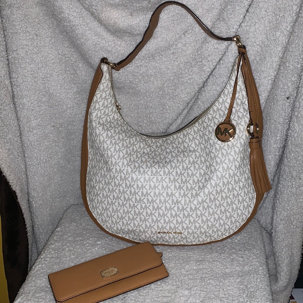 MICHAEL KORS bag with a matching wallet